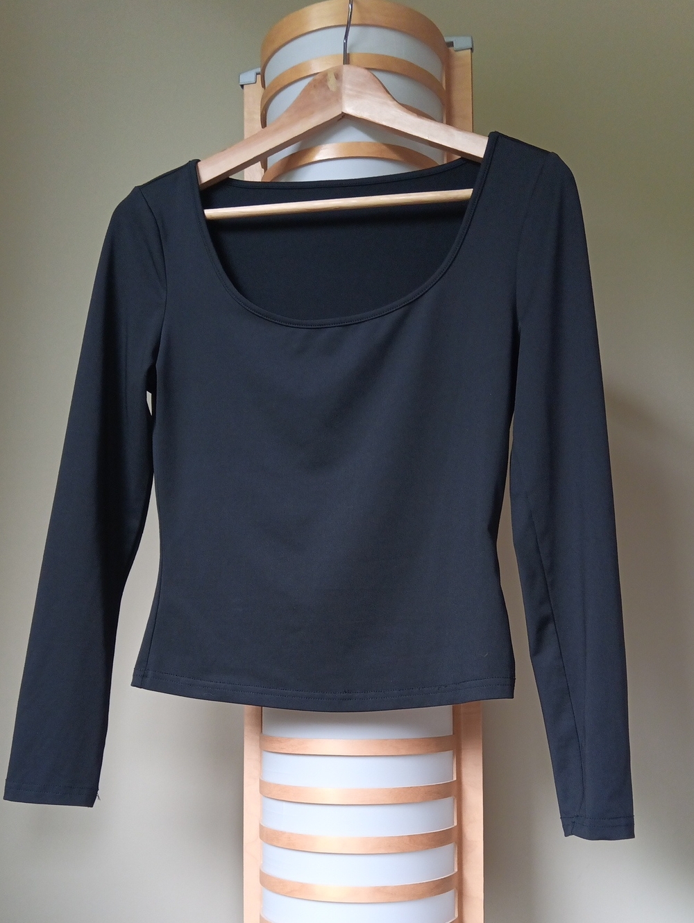 P16-18" Stretchy Classic Black Long-Sleeve Scoop Neck Top